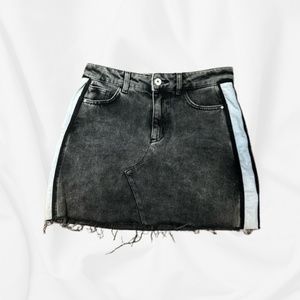 ZARA Women's Denim Mini Skirt with Side Stripes in Black/White￨Size Small